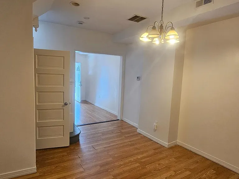 2548 Oswego Ave — Photo 4