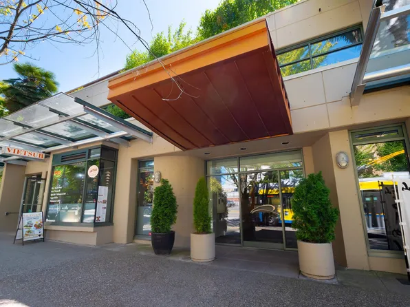1688 Robson St #202, Vancouver, BC V6G 1C7