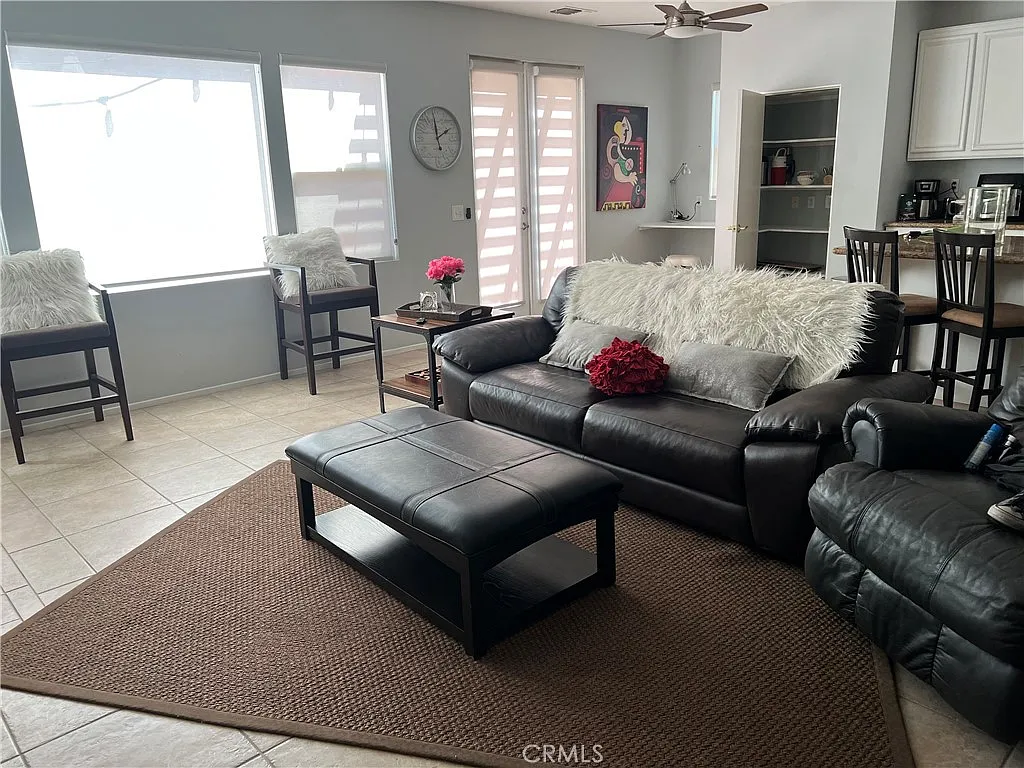 4 bed, 2.5 bath, 1947 sqft, $3,600 — Photo 2