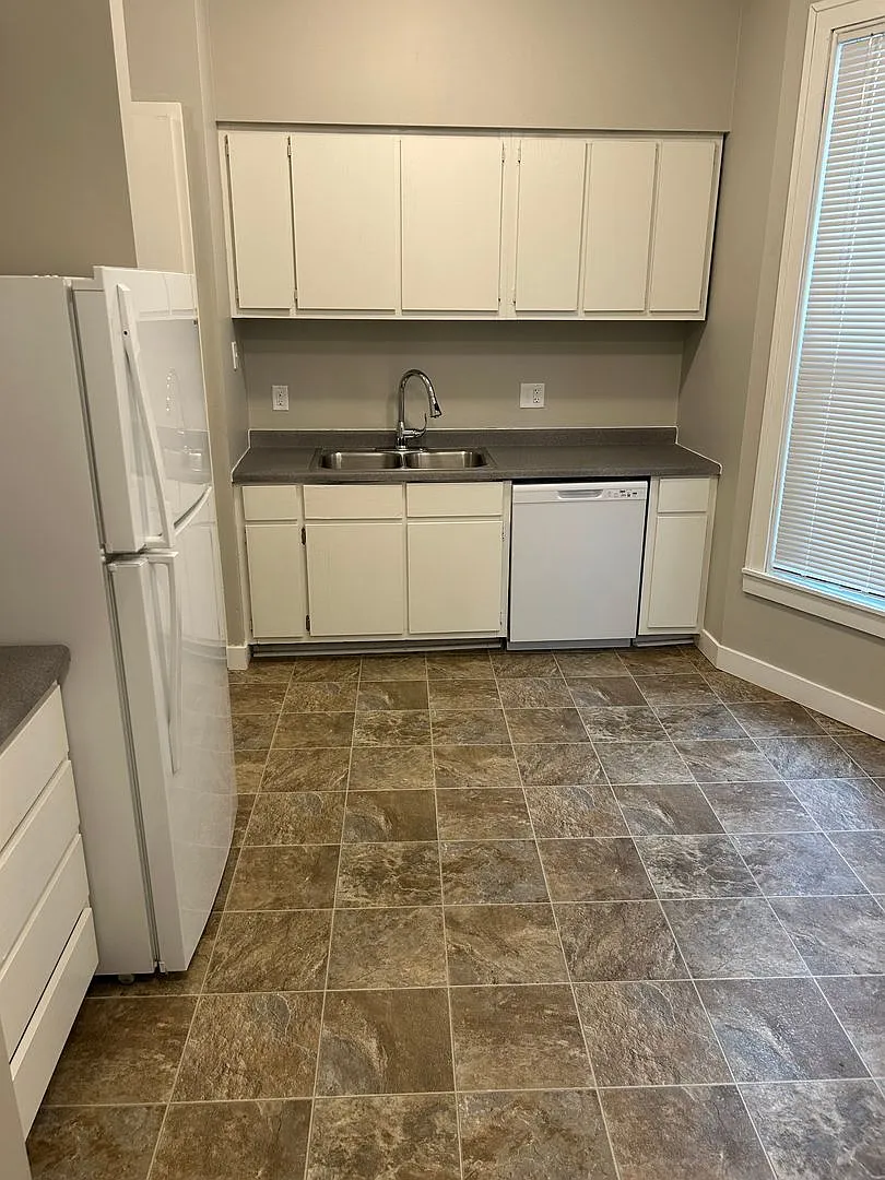 735 East 16th Street (New Town) — Photo 4