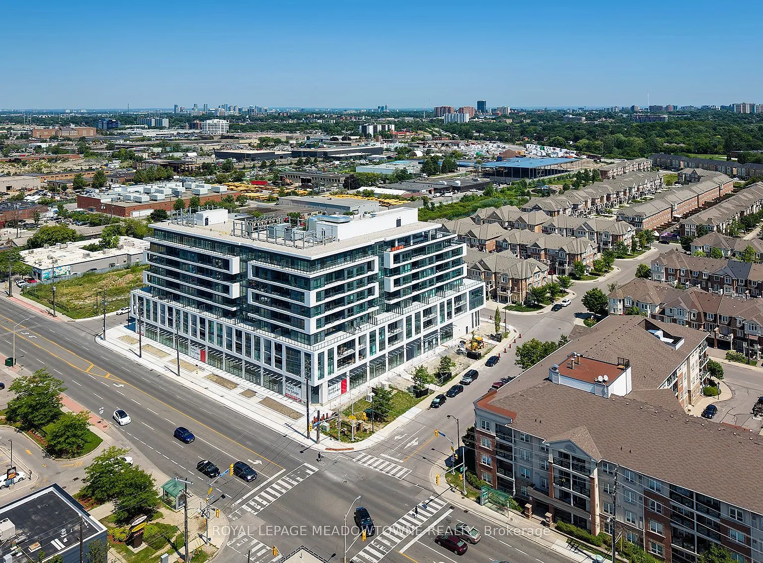 Linea Condos — Photo 4