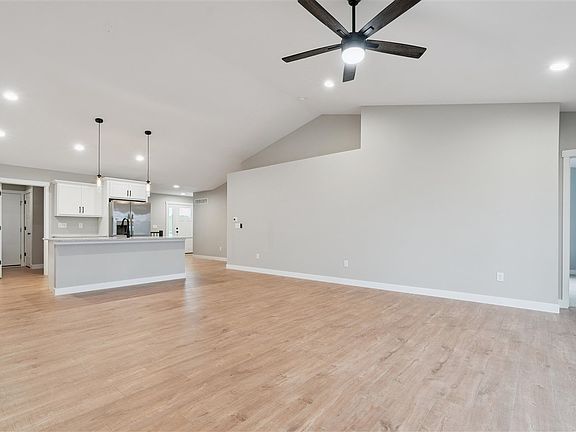 5th image of 825 Prairie View Dr