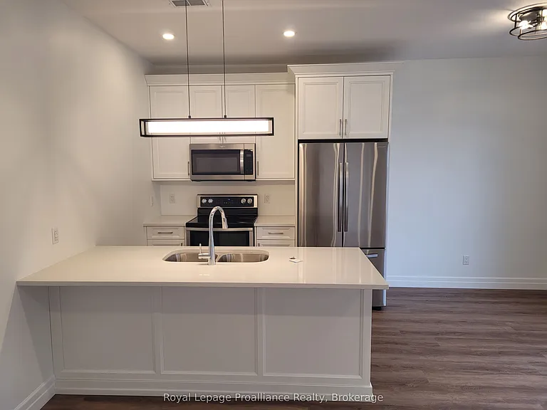 15 Bay St #4 — Photo 3