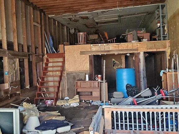 5th image of 210 Main St