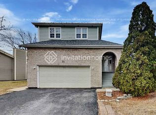 30 Rodenburg Rd, Roselle, IL 60172