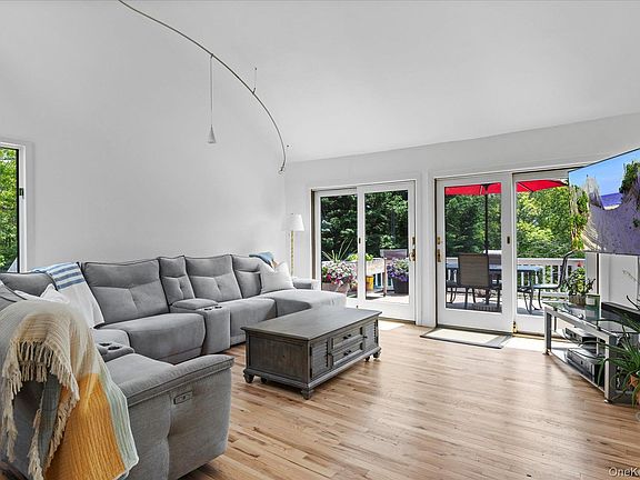 3rd image of 370 Old Canoe Place Road
