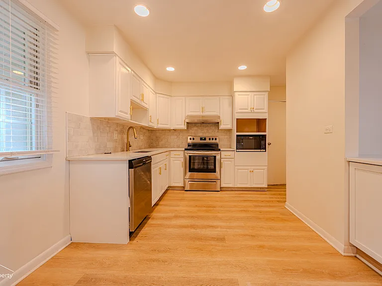517 N Rohlwing Rd — Photo 6