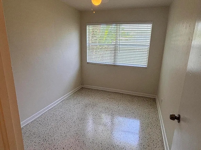 218 Seville Rd — Photo 10