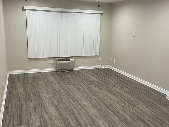 4th image of 1015 E Ohio Ave #103