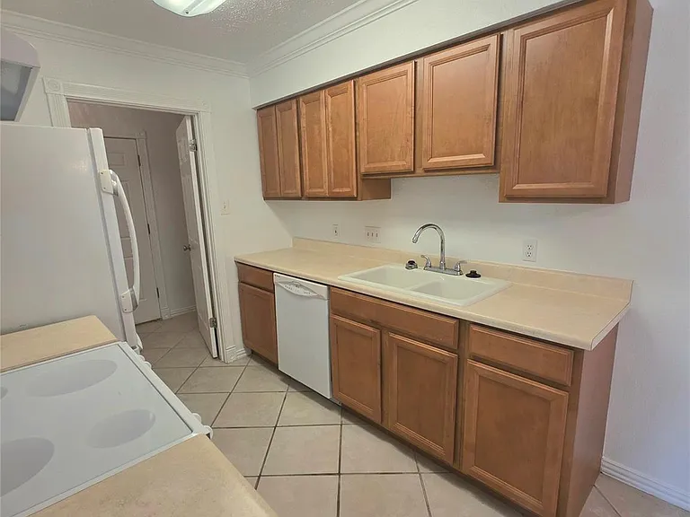 15208 Spring Hill Ln #B — Photo 4