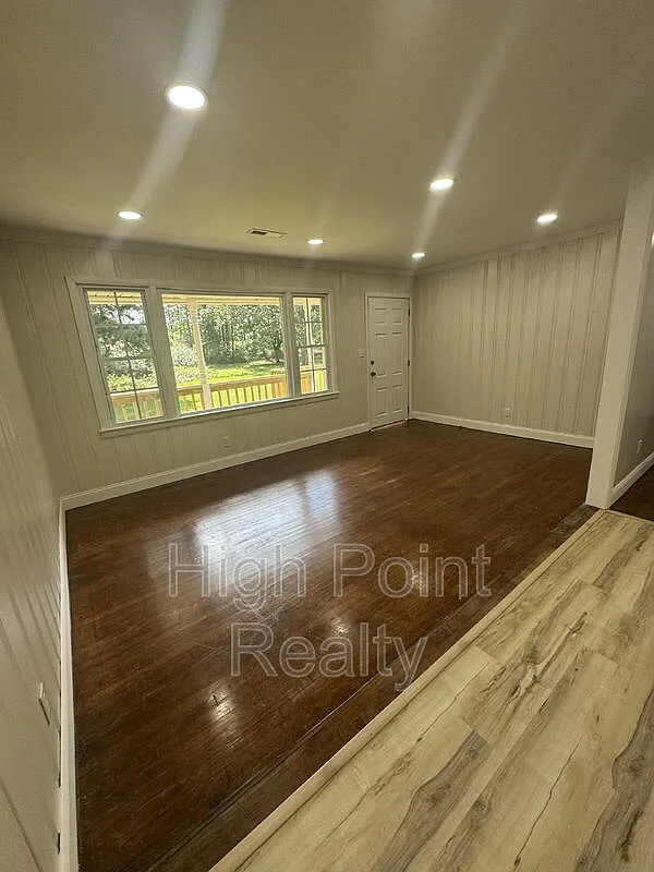 3 bed, 2.0 bath, 1300 sqft, $2,000 — Photo 3
