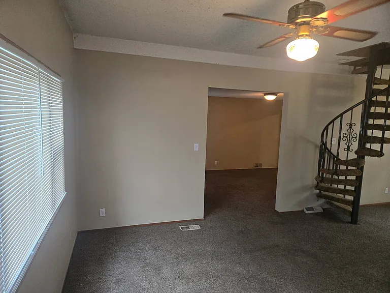 1013 Broadway St — Photo 8