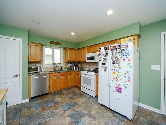 4th image of 22 Golf Dr