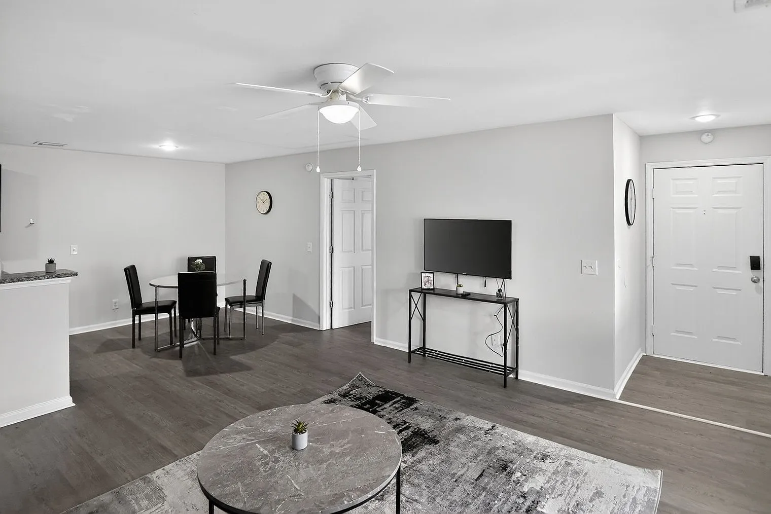 2 bed, 2.0 bath, 12647 sqft, $2,307 — Photo 2