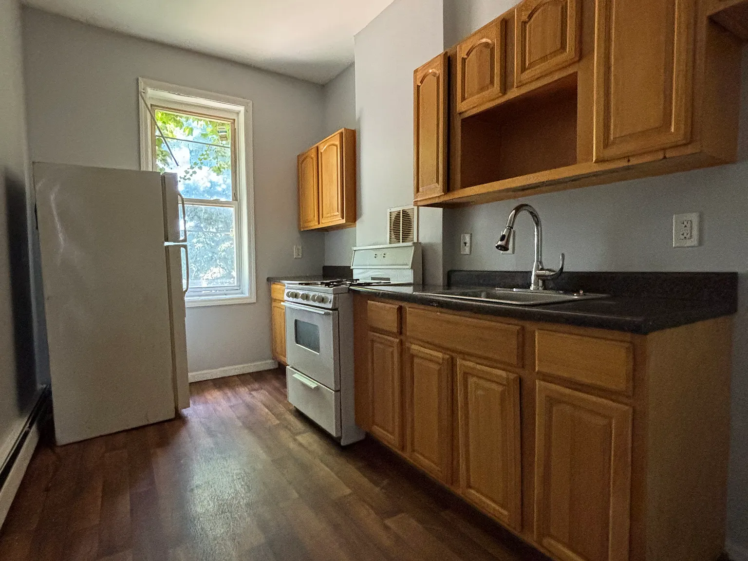 4 bed, 1200 sqft, $2,250 — Photo 4
