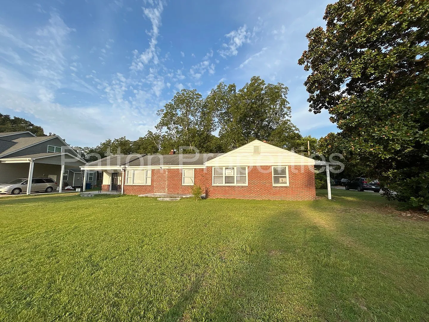 2 bed, 1.0 bath, 978 sqft, $1,050 — Photo 1