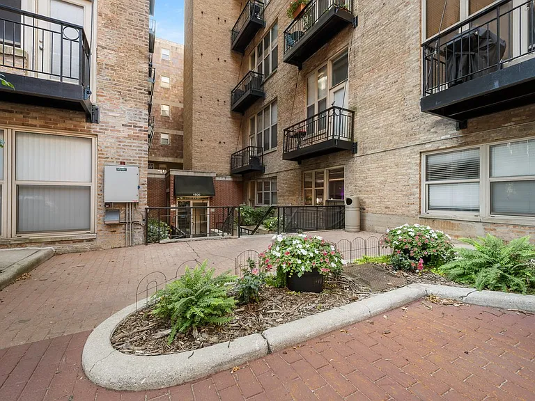 1500 W Monroe St #409 — Photo 17