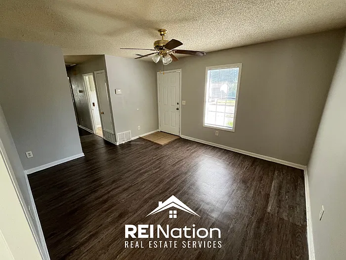 3 bed, 1.5 bath, 903 sqft, $1,095 — Photo 2