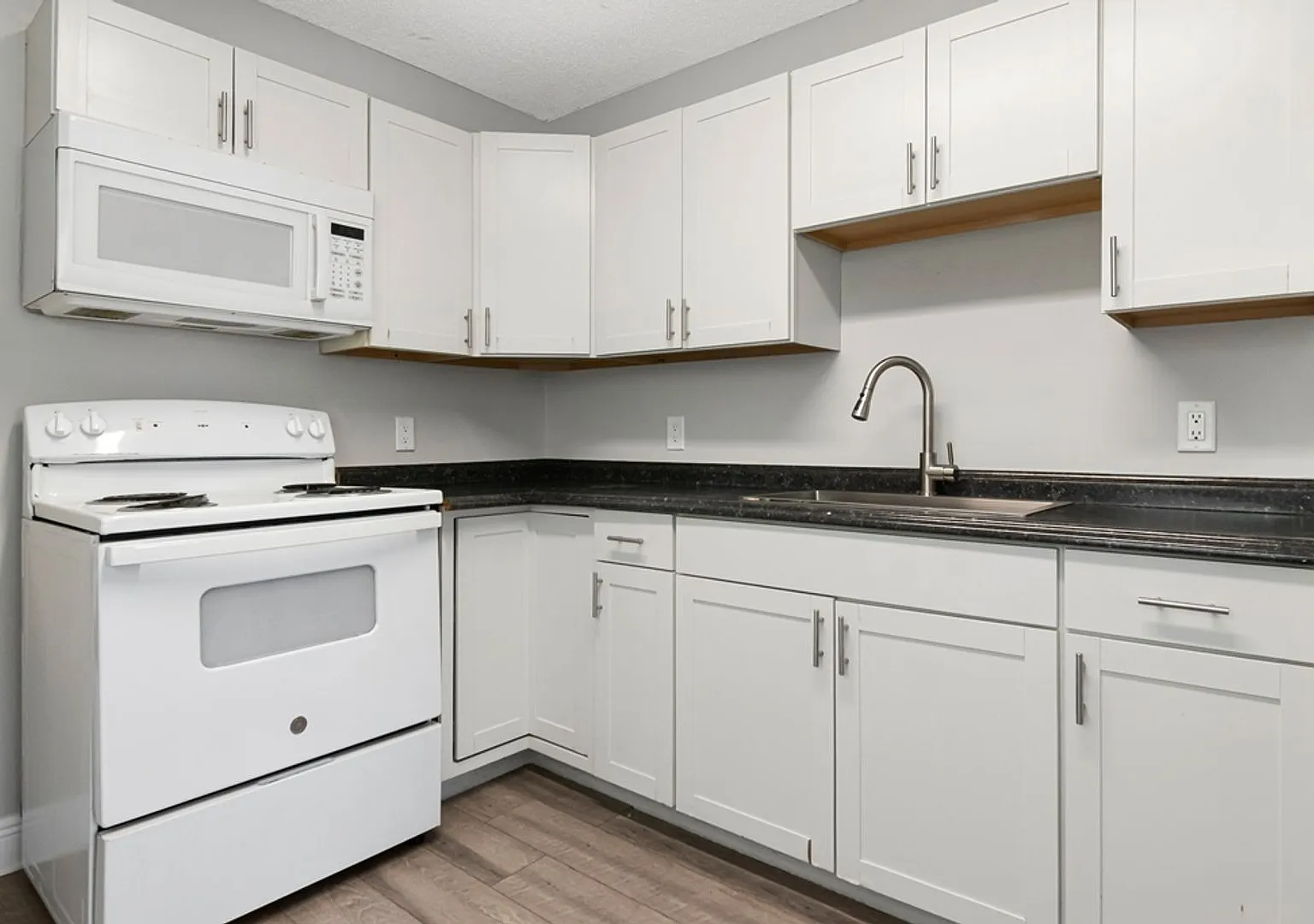 Renovated 3 Bedroom 2 Bath - Lawn Care and Trash Included - Minutes from Super Target and Publix — Photo 3
