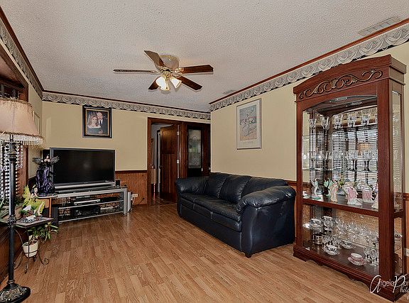 3rd image of 918 Hillwood Cir