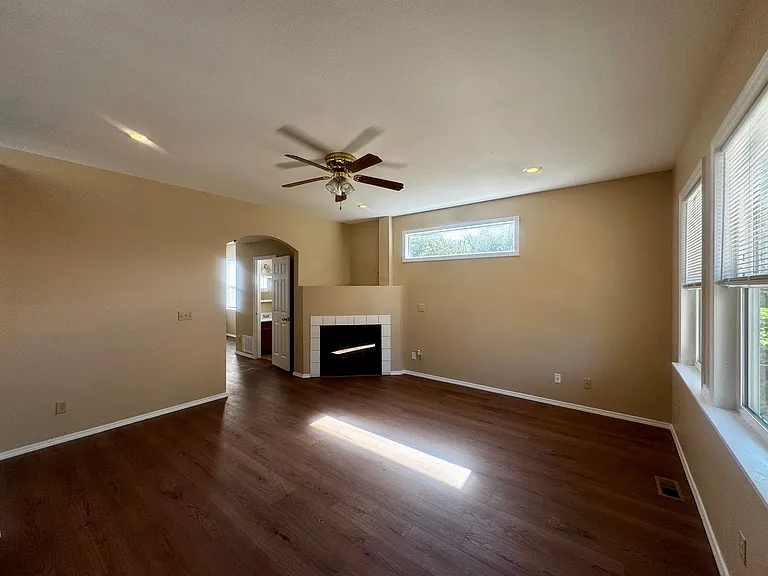 2429 E Monument St — Photo 3