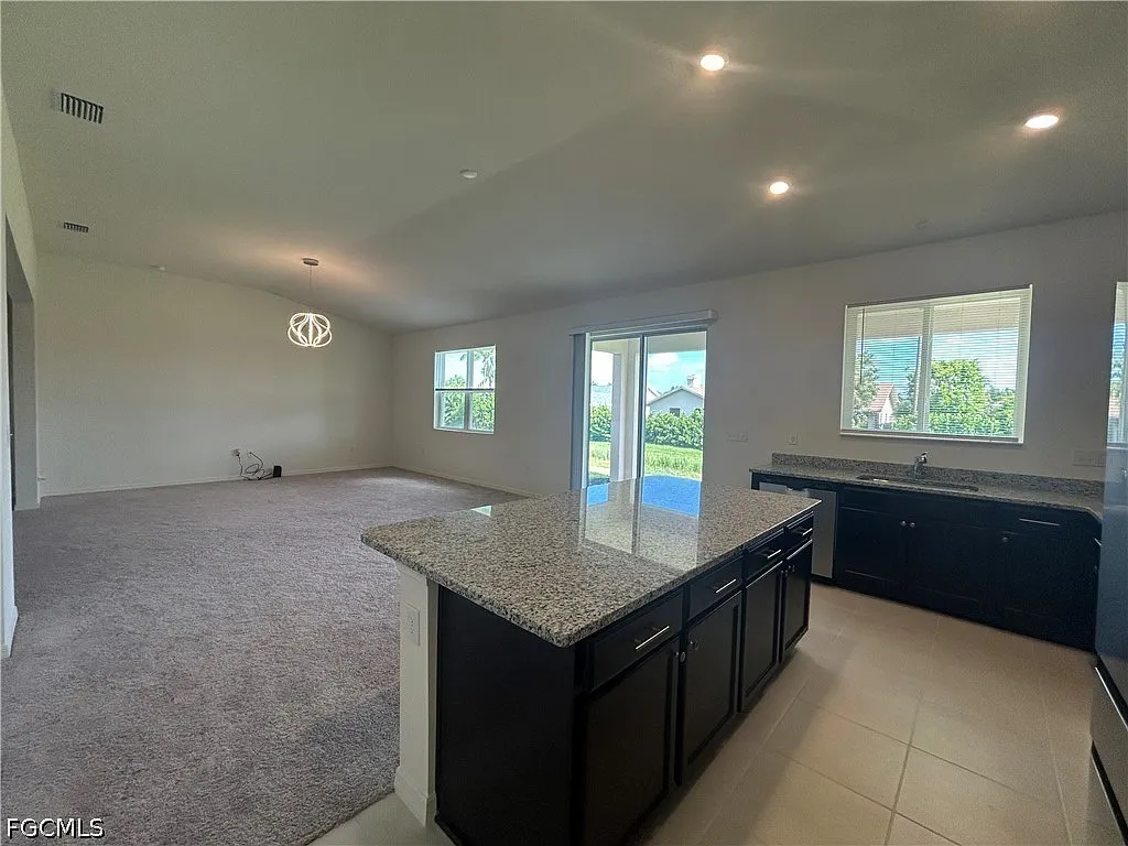 3 bed, 2.0 bath, 1769 sqft, $2,250 — Photo 3