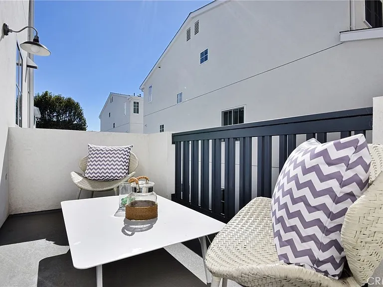 4641 Cahuenga Blvd — Photo 22