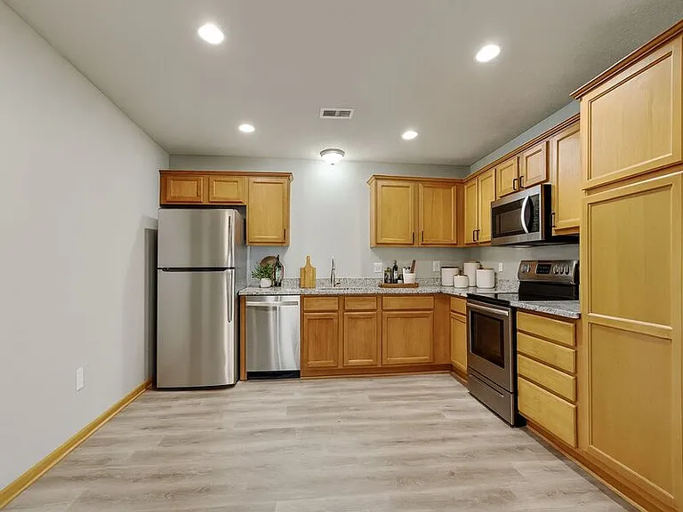 400 NW Woodbury Dr — Photo 4