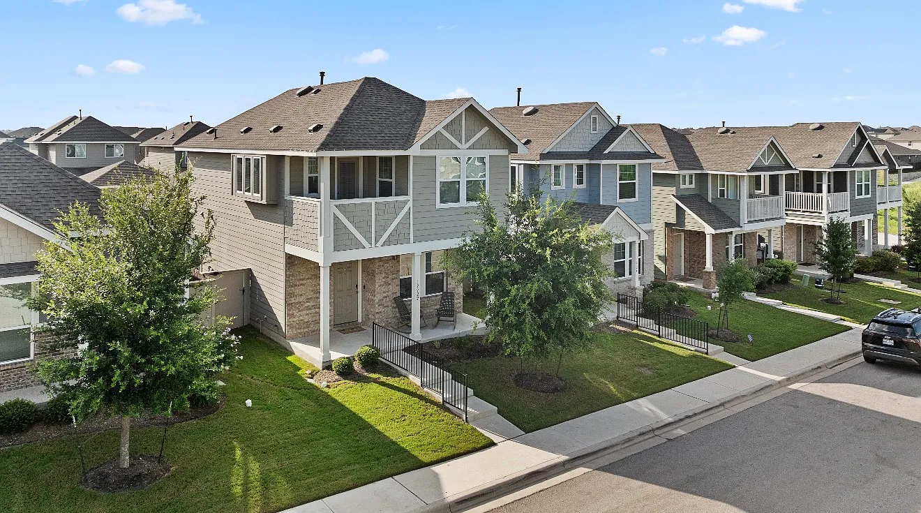 3 bed, 2.5 bath, 1372 sqft, $2,300 — Photo 1