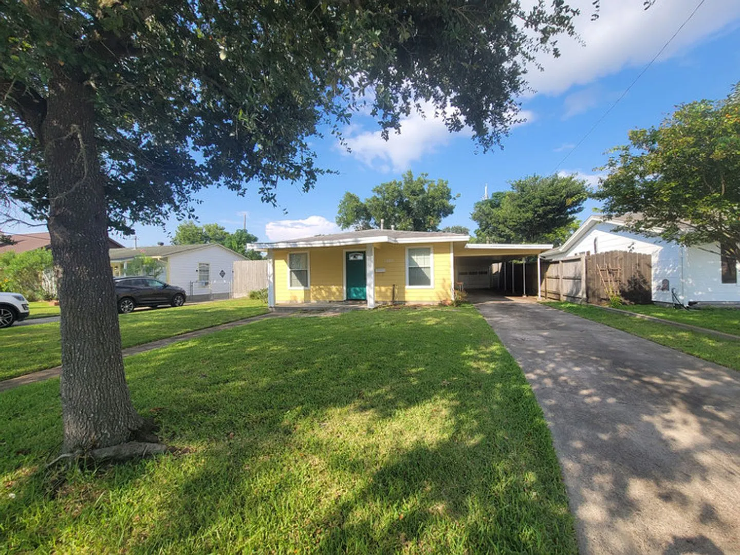 Single story - 2 bed 1.5 bath - located off of 57th St. — Photo 2