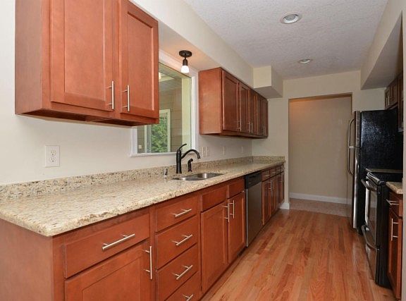 4th image of W142N7024 Oakwood Dr