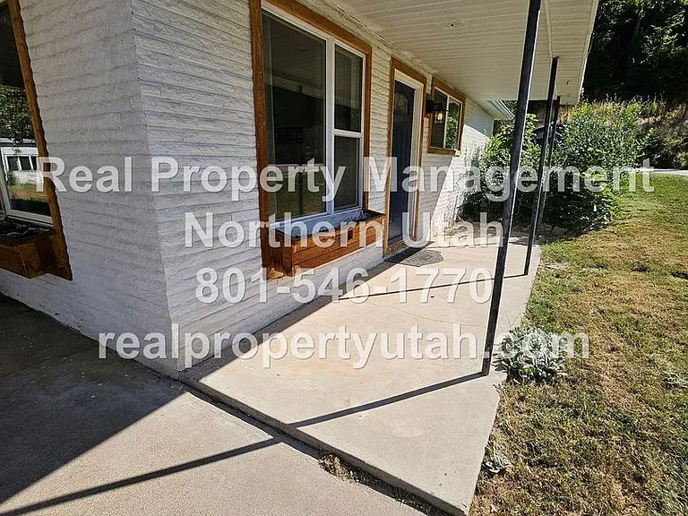 662 E 4th St — Photo 3