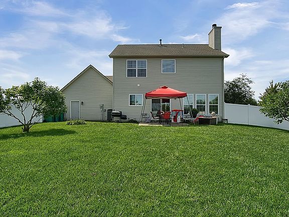 4th image of 824 Saint Nicholas Dr
