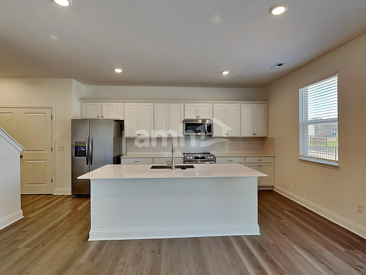 5 bed, 3.0 bath, 2407 sqft, $3,075 — Photo 3