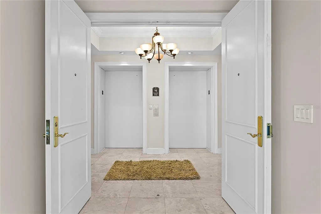 300 Beach Dr NE — Photo 2