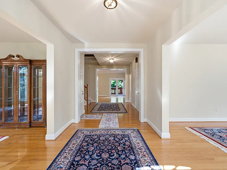 2725 Oldewood Dr — Photo 2