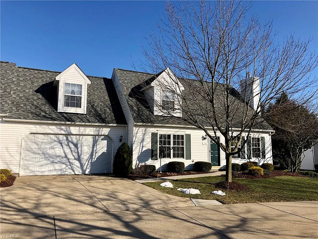 563 Parkside Ln photo 1