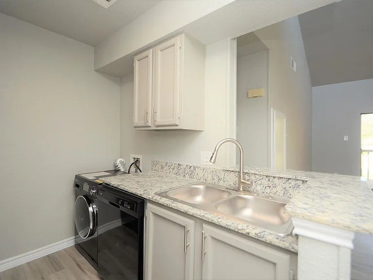 ROOKWOOD GOLF APARTMENTS — Photo 4