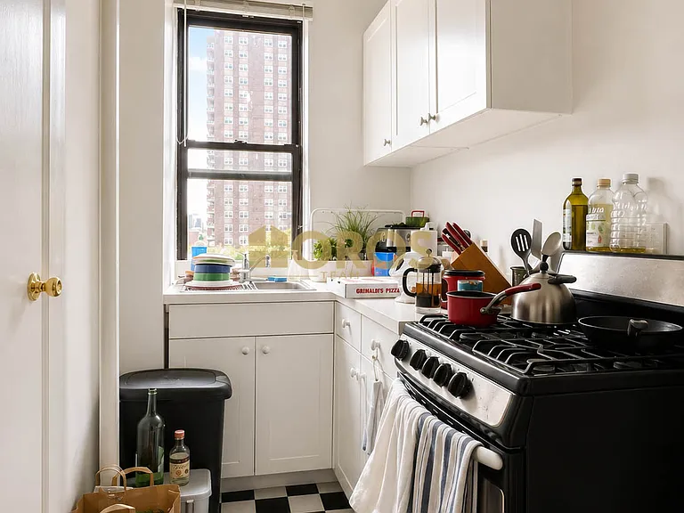 700 E 9th St #18 — Photo 3