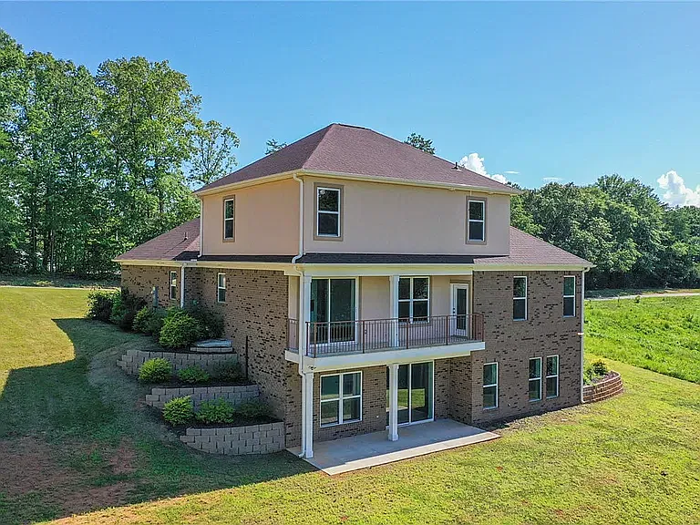 5 bed, 3300 sqft, $3,690 — Photo 2