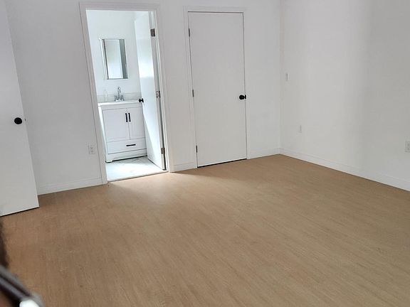 3rd image of 9807 Peach Ave