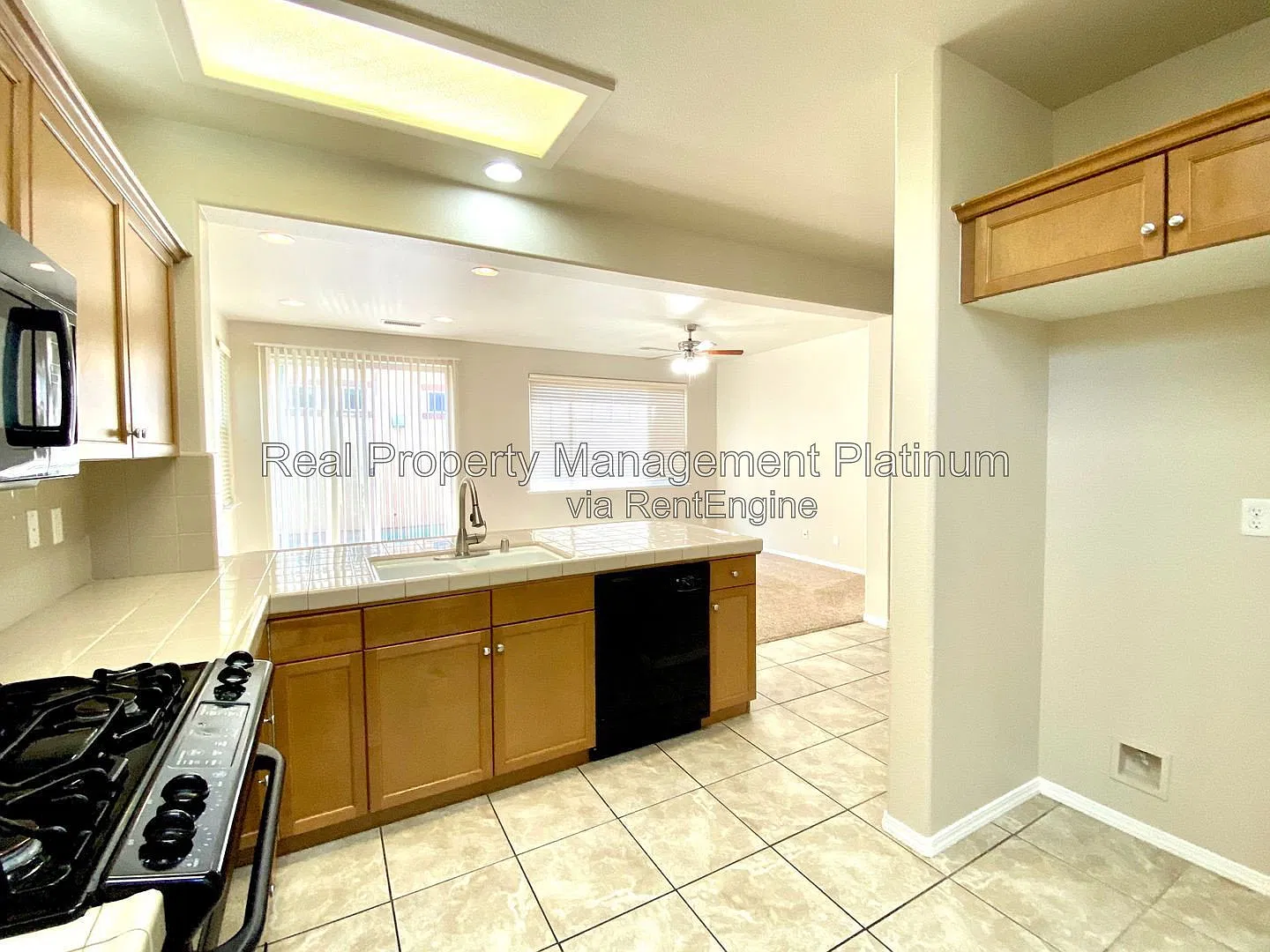 3 bed, 3.0 bath, 1361 sqft, $2,350 — Photo 4