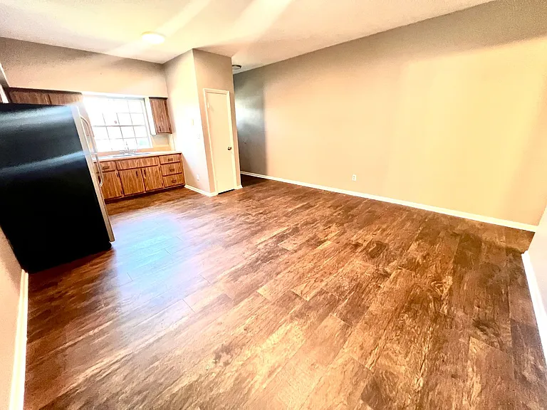 542 5th Avenue (Full Service) — Photo 4