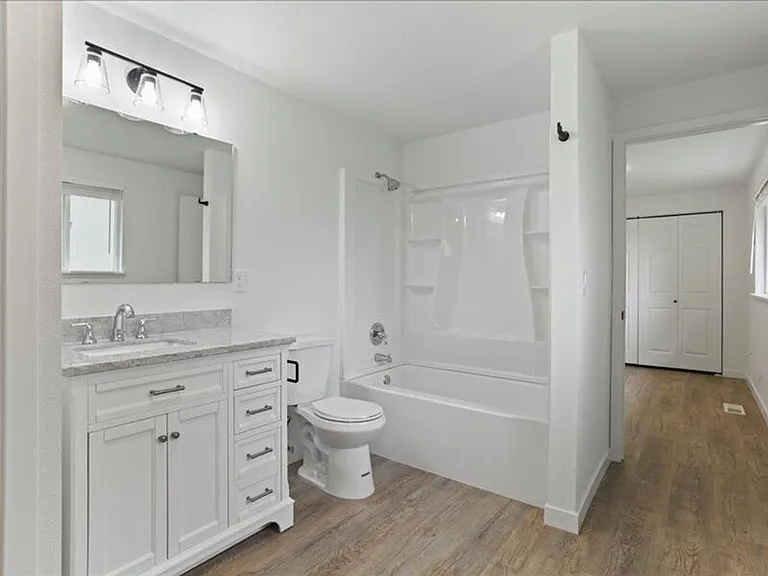 724 S Morain St #B — Photo 11