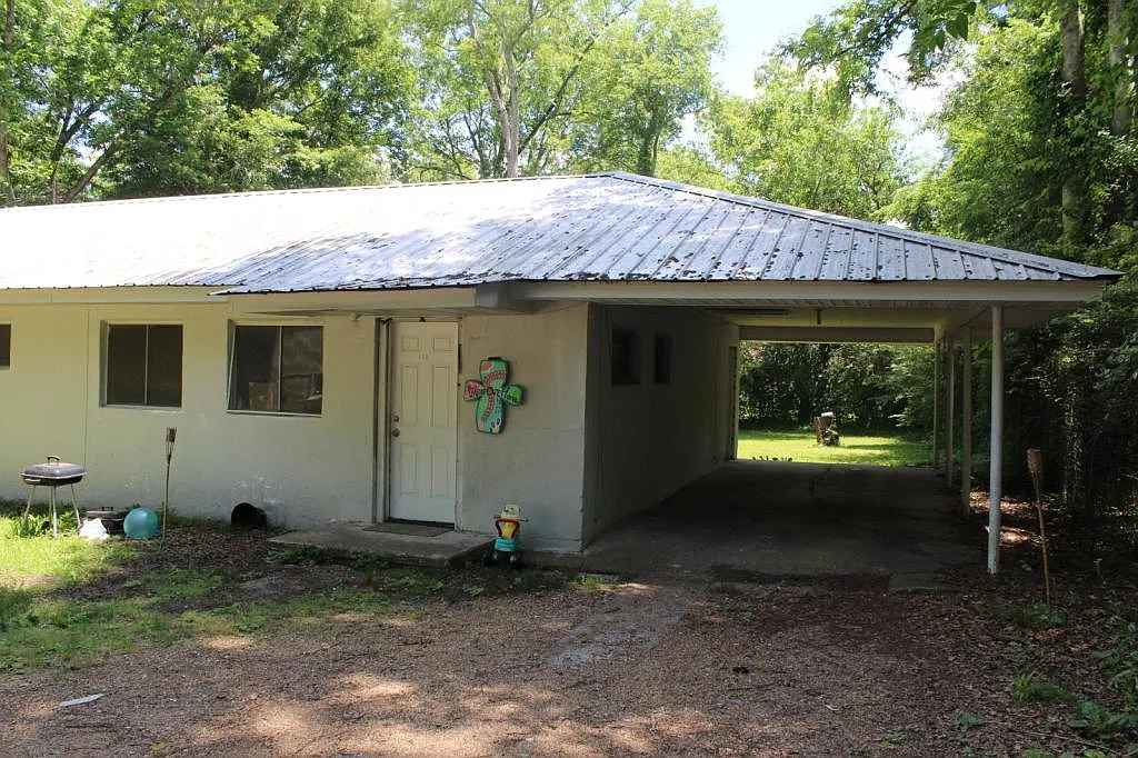 102 Pecan Ln — Photo 1