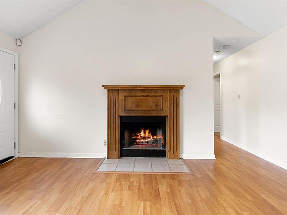 5th image of 387 Brook Mead Dr