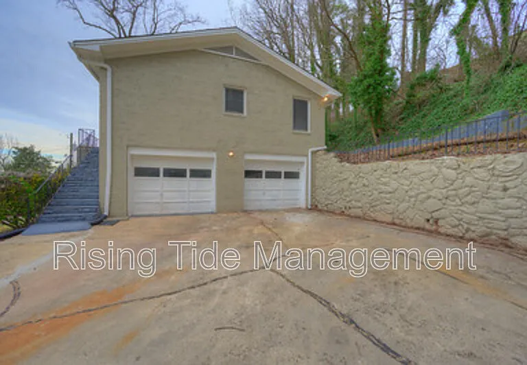 401 Lance Ln — Photo 3