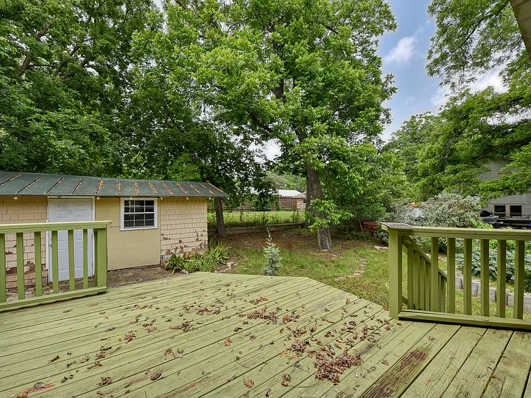 222 S Academy Ave — Photo 3