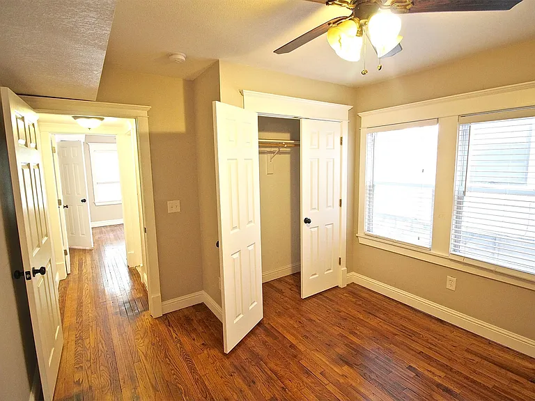 2803 Charlotte St — Photo 50