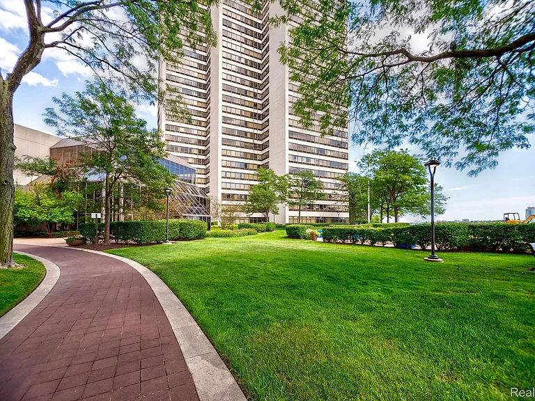 1001 W Jefferson Ave #15B — Photo 32